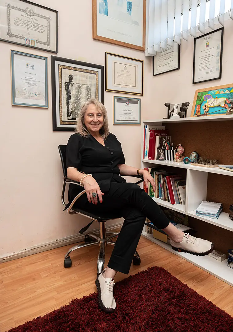 Doctora en Silla Sonriendo